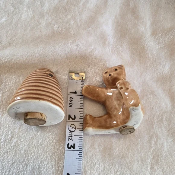 Vintage Porcelain Brown Bear & Honey Beehive Salt & Pepper Shakers - Picture 11 of 11